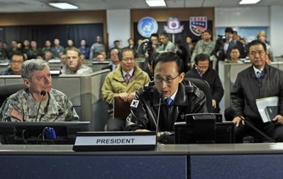 South Korea President Lee Myung-bak, center, encourages field commanders after being briefed by Gen. Walter Sharp, commander of U.S. Forces in Korea, on an ongoing Korea-U.S. joint drill in the Yellow Sea during his visit to the Korea-U.S. Combined Forces Command in Euijeongbu, South Korea , Monday, Nov. 29, 2010. Lee says he feels deep responsibility for failing to protect South Koreans from a deadly North Korean artillery attack last week.(AP Photo/Yonhap)  KOREA OUT