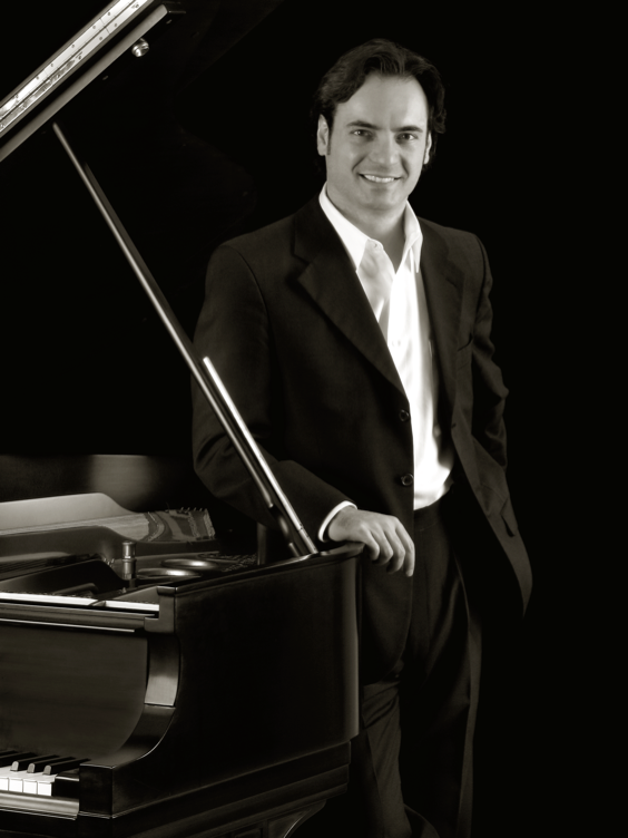 José García-León on piano